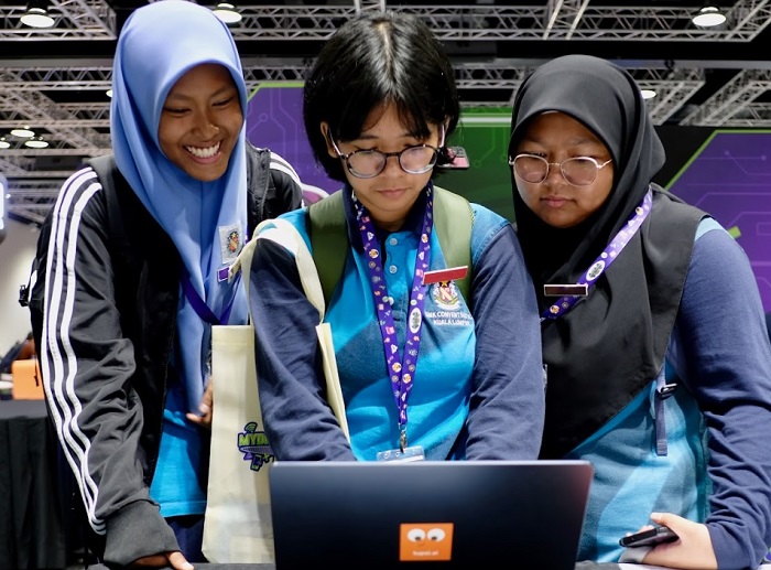 Students chatting with Tupai.ai to learn math at the MyDigitalMakerFair 2024.